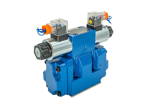 What is the function of 4WE10 solenoid reversing valve